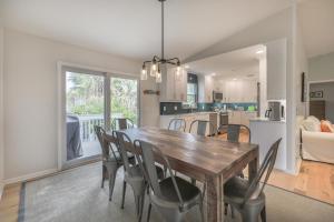 Un comedor y una cocina con mesa y sillas. en Down Time, en Sanibel
