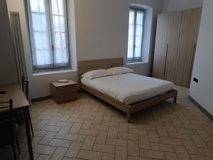 1 dormitorio con 1 cama y 2 ventanas en Residence Borromeo en Cesano Maderno