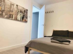 a bedroom with a bed and a painting on the wall at New City Centre Apartment in Nottingham in Nottingham