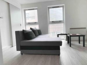 un soggiorno con divano e tavolo di New City Centre Apartment in Nottingham a Nottingham