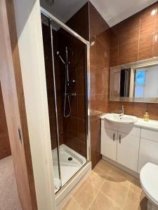 a bathroom with a shower and a toilet and a sink at Superb 2Bed/2Bath Flat Waterloo London in London