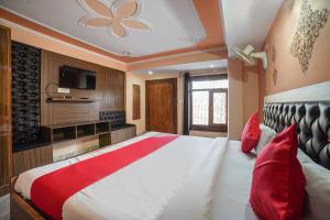 duża sypialnia z dużym łóżkiem i telewizorem w obiekcie Kailash View Inn w mieście Bhowāli