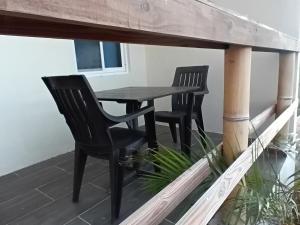 2 sillas y una mesa en el balcón en No name en Jan Thiel