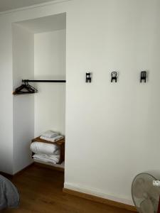 una stanza con parete bianca con quattro appendiabiti di L'indus chic a Bourges