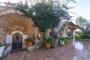 Un edificio con un mucchio di piante dentro. di Villa Vacanze Paradiso - Oasi di Tranquillità con Piscina e Giardino a 10 min dal mare a Neviano