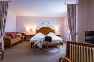 Postel nebo postele na pokoji v ubytování Romantik Hotel Zehntkeller + 37 fotografií