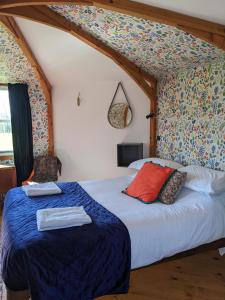 Katil atau katil-katil dalam bilik di Wye Glamping