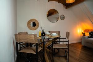 a dining room with a table and chairs at Boldiek - Genieten van rust en ruimte in de Achterhoek in Halle