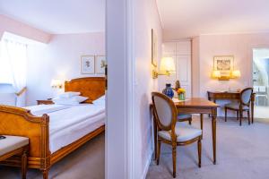 Postel nebo postele na pokoji v ubytování Romantik Hotel Zehntkeller