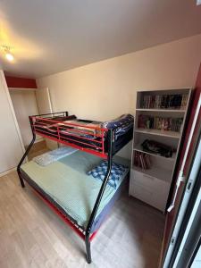 Cette chambre dispose de lits superposés. dans l'établissement Appart 2 Chambres Proche Paris, à Asnières-sur-Seine