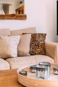 a living room with a couch and a table at Paradise Beach House: piscina privada, playa 100m in Corralejo