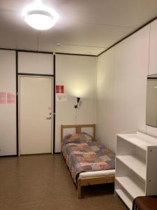 Tempat tidur dalam kamar di Budget apartment in Kotka # 16