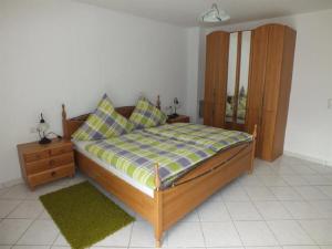 - une chambre avec un lit, une commode et un sidx dans l'établissement Ferienwohnungen Moselterrasse, à Detzem