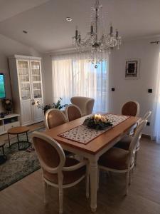 - une salle à manger avec une table et des chaises dans l'établissement SPLIT VIEW 2 Bedrooms LUXURY APARTMAN 90 m2, à Klis