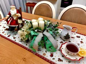- une table avec clause de santa et bougies dans l'établissement SPLIT VIEW 2 Bedrooms LUXURY APARTMAN 90 m2, à Klis