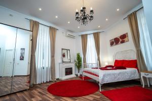 una camera con letto bianco e camino di Downtown Central University Apartament - CAL1 a Bucarest