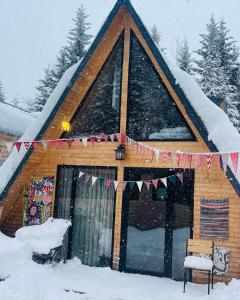 Wooden Huts In Mestia durante el invierno