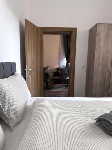 1 dormitorio con 1 cama y sala de estar en Apartmani M.&.B Luks en Mataruška Banja