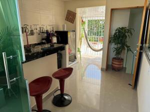 een keuken met een aanrecht en 2 krukken in een kamer bij Hospedaje Dino in Cartagena
