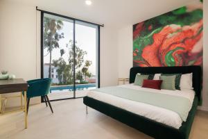 - une chambre avec un lit et une grande fenêtre dans l'établissement 200m² NEW Villa D with private, heated pool and amazing ocean view., à Adeje