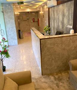a lobby with a reception desk in a building at وردة رومه للوحدات السكنية in Medina