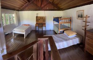 sypialnia z 2 łóżkami i komodą w pokoju w obiekcie Sítio Ipecamirim w mieście Bragança Paulista
