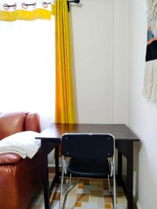 stół i krzesło w pokoju z kanapą w obiekcie Cozy Haven Slumber w mieście Nanyuki