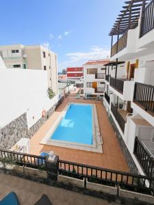 a swimming pool on the side of a building at Refugio en el Mar in San Agustin