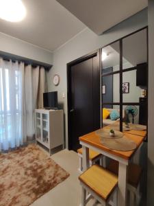 ein Wohnzimmer mit einem Tisch und einem Esszimmer in der Unterkunft RC Staycation in Manila