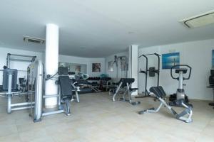 une salle de sport avec plusieurs appareils d'exercice dans une pièce dans l'établissement Mascarat Beach Apartment de Lux, EN52B, à Altea la Vieja