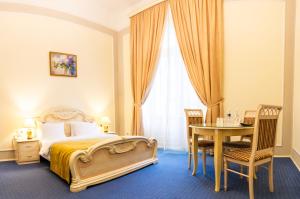 Postel nebo postele na pokoji v ubytování George Hotel