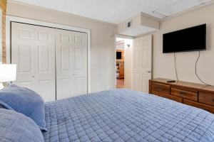 Un pat sau paturi într-o cameră la Ski View Mountain Resort - 1102 Ski View Dr #108
