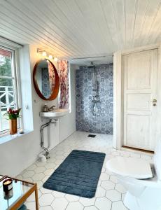La salle de bains est pourvue d'un lavabo, de toilettes et d'un miroir. dans l'établissement Forest house, à Ljungskile