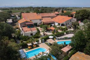 z góry widok na dom z basenem w obiekcie Gîte Imagine Roussillon Résidence Privée avec Piscine - 4 personnes w mieście Canet-en-Roussillon