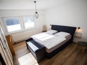 1 dormitorio con 1 cama grande y cabecero negro en Haus Wanderglück en Schmallenberg