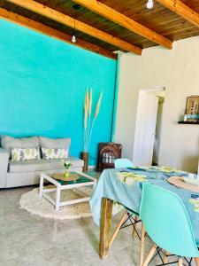 un soggiorno con tavolo e divano di Casa Completa a Río Gallegos