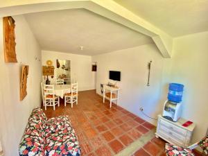a living room with a couch and a table at Ap da Tia Fê no paraíso da Praia de Morro Branco in Fortaleza