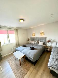 Una cama o camas en una habitación de Valkyrie Guesthouse - 1km from SELJALANDSFOSS