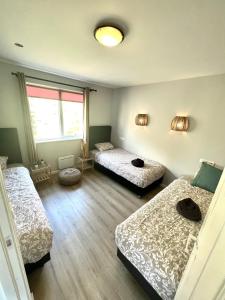 Tempat tidur dalam kamar di Valkyrie Guesthouse - 1km from SELJALANDSFOSS
