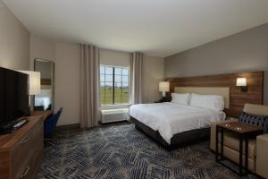 una habitación de hotel con una cama y un televisor en Candlewood Suites - Corpus Christi - Portland by IHG, en Portland