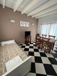 - une chambre avec un lit, une table et des chaises dans l'établissement Departamento para 2 personas, à San Miguel del Monte