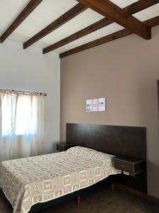 - une chambre avec un lit et une fenêtre dans l'établissement Departamento para 2 personas, à San Miguel del Monte