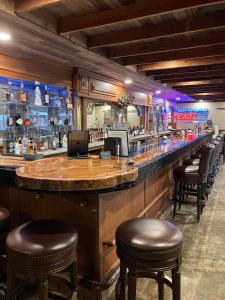 un bar con sgabelli in pelle in un ristorante di Prairie Rose Inn a WaKeeney