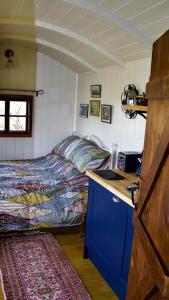 1 dormitorio con 1 cama y escritorio con ordenador en Pooks Rest en Hurst Green