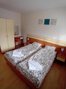 Una cama o camas en una habitación de SA Services private apartments, Eagle Rock complex