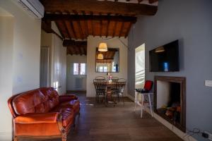 TV a/nebo společenská místnost v ubytování Palazzo Rocchi - Residenza D'Epoca