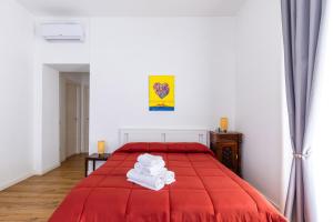 Łóżko lub łóżka w pokoju w obiekcie Barrio 133 - double bedroom in center by Napoliapartments