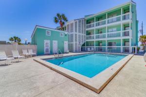 un bâtiment avec une piscine en face d'un appartement dans l'établissement Emerald Shores #3001, à Laguna Beach