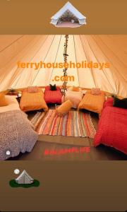 um grupo de almofadas numa tenda em Ferry House Holidays em New Ross