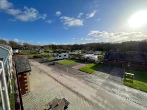 einen Luftblick auf einen Wohnmobilpark mit einem Parkplatz in der Unterkunft Riverside Park & Country Club in South Molton